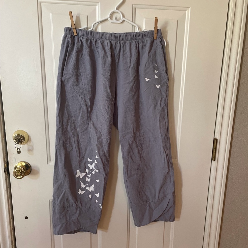 Carmisa tulip hem capris w/ butterflies - Picture 5 of 8